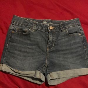 Girls shorts. clean.pet/smoke free home.